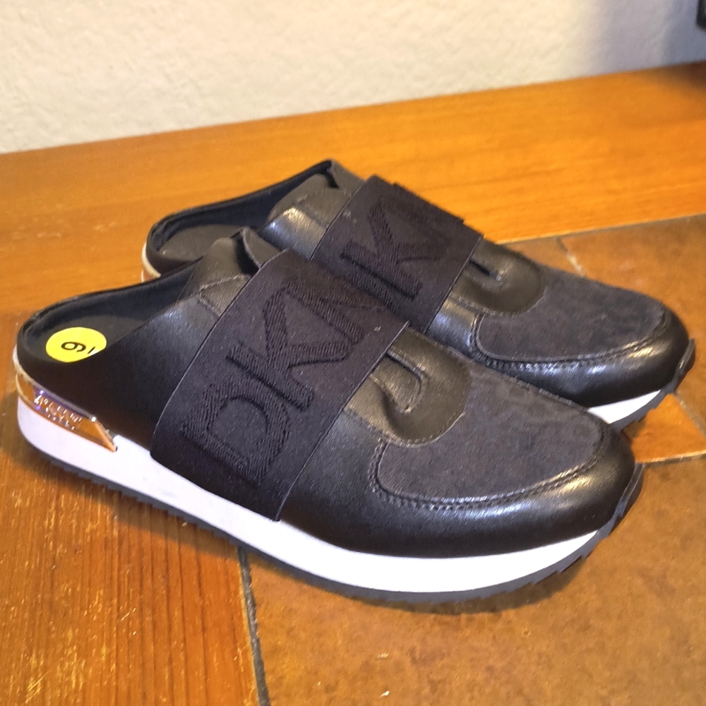 NEW $119 DKNY Size 9M Black/Silver Slip-on MARZI Monogram Sneakers